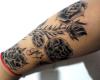 Rosas negras en el brazo