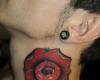 Flor en el cuello