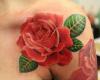 Tatuaje de rosa en el hombro