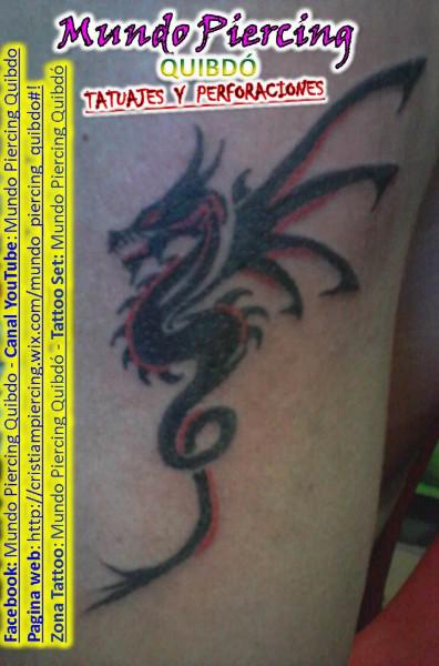 Tatuaje de dragon tribal negro con sombras rojas