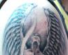Angel con alas abiertas y tribal
