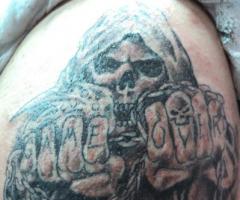 Santa muerte tatuada en sus nudillos Game Over