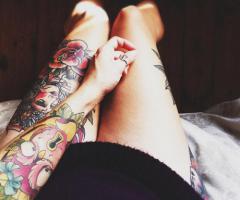 Me encanta este tatuaje a color en las piernas