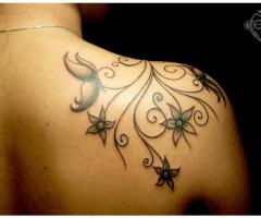 Tattoo de flor en el hombro