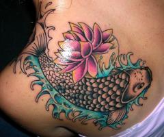 Tattoo de pez Koi con flor