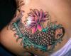 Tattoo de pez Koi con flor