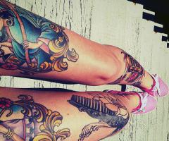 Pierna femenina tatuada