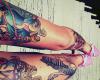 Pierna femenina tatuada