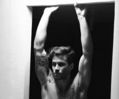 Hombres musculosos con tatuajes