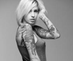 Rubia con tatuajes