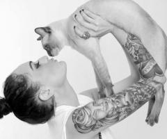 Modelo con tatuajes en el brazo