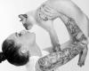 Modelo con tatuajes en el brazo