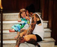 Madre joven tatuada