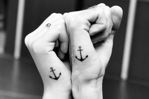 Tattoo de anclas en la mano