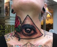 Tatuaje de ojo en el cuello