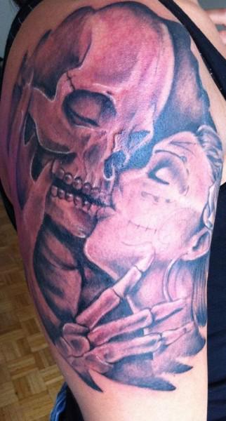 Pareja y amor entre calaveras