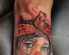 Tatuaje de mujer payaso en el pie