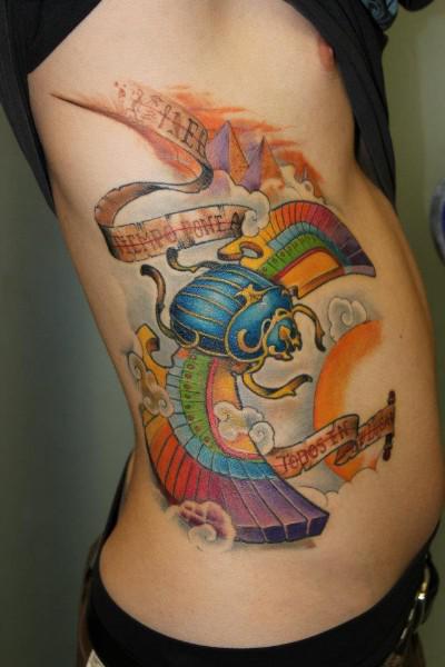 Tatuaje de escarabajo egipcio new school