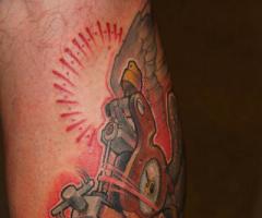 Mano de momia con maquina de tatuar