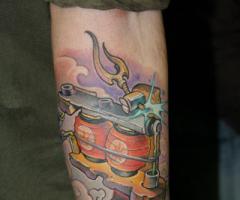 El diablo con una maquina de tatuar