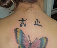 Tattoo de Mariposa y letras Chinas