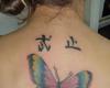 Tattoo de Mariposa y letras Chinas