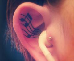 Tattoo de musica en la oreja