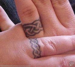 Tatuaje de anillos de compromiso