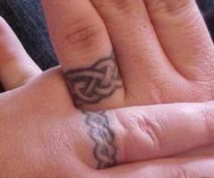 Tatuaje de anillos de compromiso