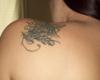 Tatuaje de hada en espalda y hombro