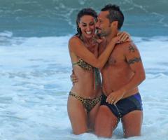 Diego Torres y Debora Bello en el mar