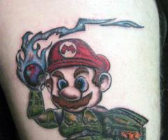 Tattoo do mario bros é na panturrilha