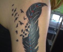 Tattoo de pluma con aves volando