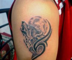 Tattoo de lobo con tribal