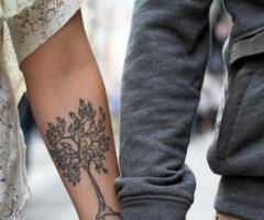 Precioso arbol tatuado en la muñeca