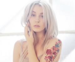 Muchas rosas en el brazo