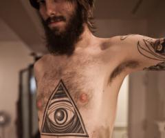 El ojo que todo lo ve y un gran cuervo
