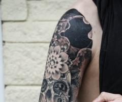 Calavera con plumas media manga