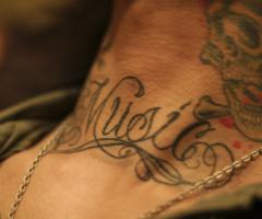 Tatuaje de musica en letras