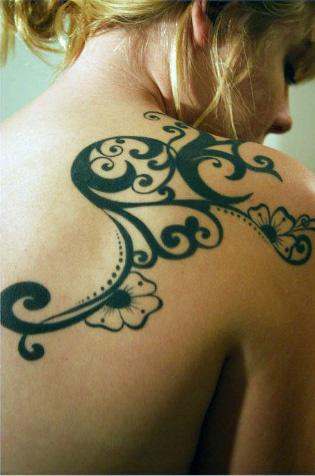Tribal femenino con flores