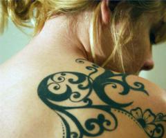Tribal femenino con flores