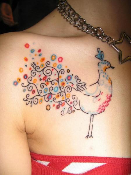 Tatuaje de ave colorida