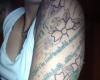 Lineas con frases en el brazo