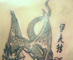 Dragon con letras chinas
