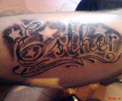 Tatuaje de nombre femenino en el brazo