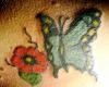 Tatuaje de mariposa con flor