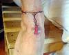 Tatuaje de rosario en tobillo