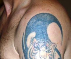 Tatuaje de tigre y tribal de fondo