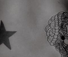 Tatuaje de estrella y calavera