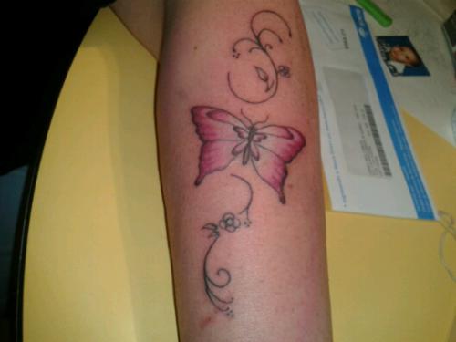 Mariposa rosa con lazos y flores